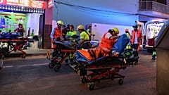 Einsatzkräfte versorgen an der Unglücksstelle die Verletzten.