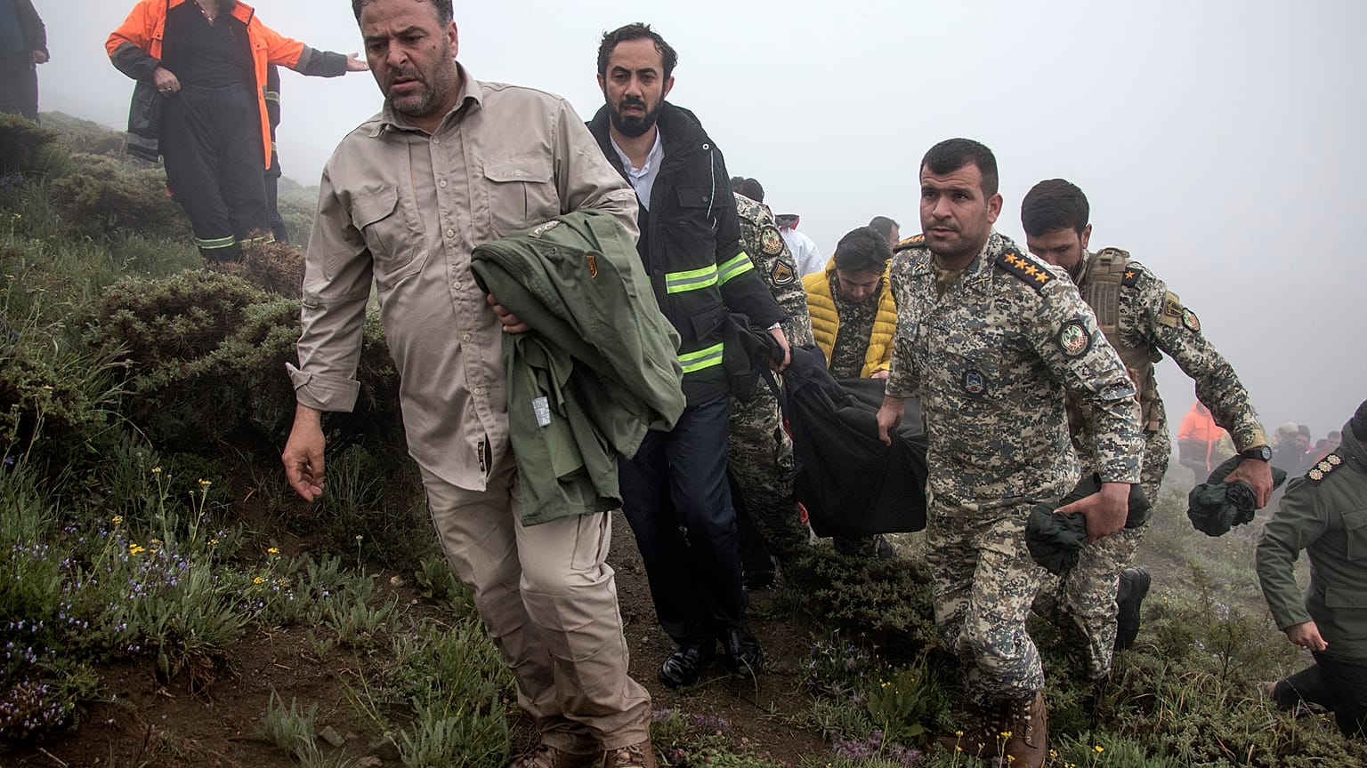 عناصر فريق الإنقاذ ينقلون جثة أحد ضحايا حادث تحطم مروحية الرئيس الإيراني إبراهيم رئيسي في فرزغان شمال غرب إيران. 2024/05/20