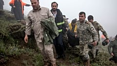 عناصر فريق الإنقاذ ينقلون جثة أحد ضحايا حادث تحطم مروحية الرئيس الإيراني إبراهيم رئيسي في فرزغان شمال غرب إيران. 2024/05/20