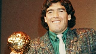 Arjantinli efsanevi futbolcu Diego Maradona Paris'te Dünya Kupası Futbol Topu Ödülü'nü elinde tutarken / 1986