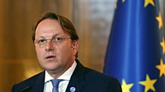 El Comisario de Vecindad y Ampliación de la UE, Oliver Varhelyi, habla durante una rueda de prensa en Tirana, 6 de octubre de 2023