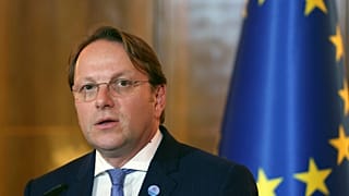 Il commissario europeo per il vicinato e l'allargamento Oliver Varhelyi parla durante una conferenza stampa a Tirana, il 6 ottobre 2023.