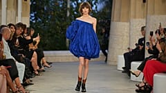 Una modelo luce una creación de Louis Vuitton durante un desfile de moda de la colección Crucero 2025 en el Park Güell de Barcelona, España, jueves 23 de mayo de 2024. 
