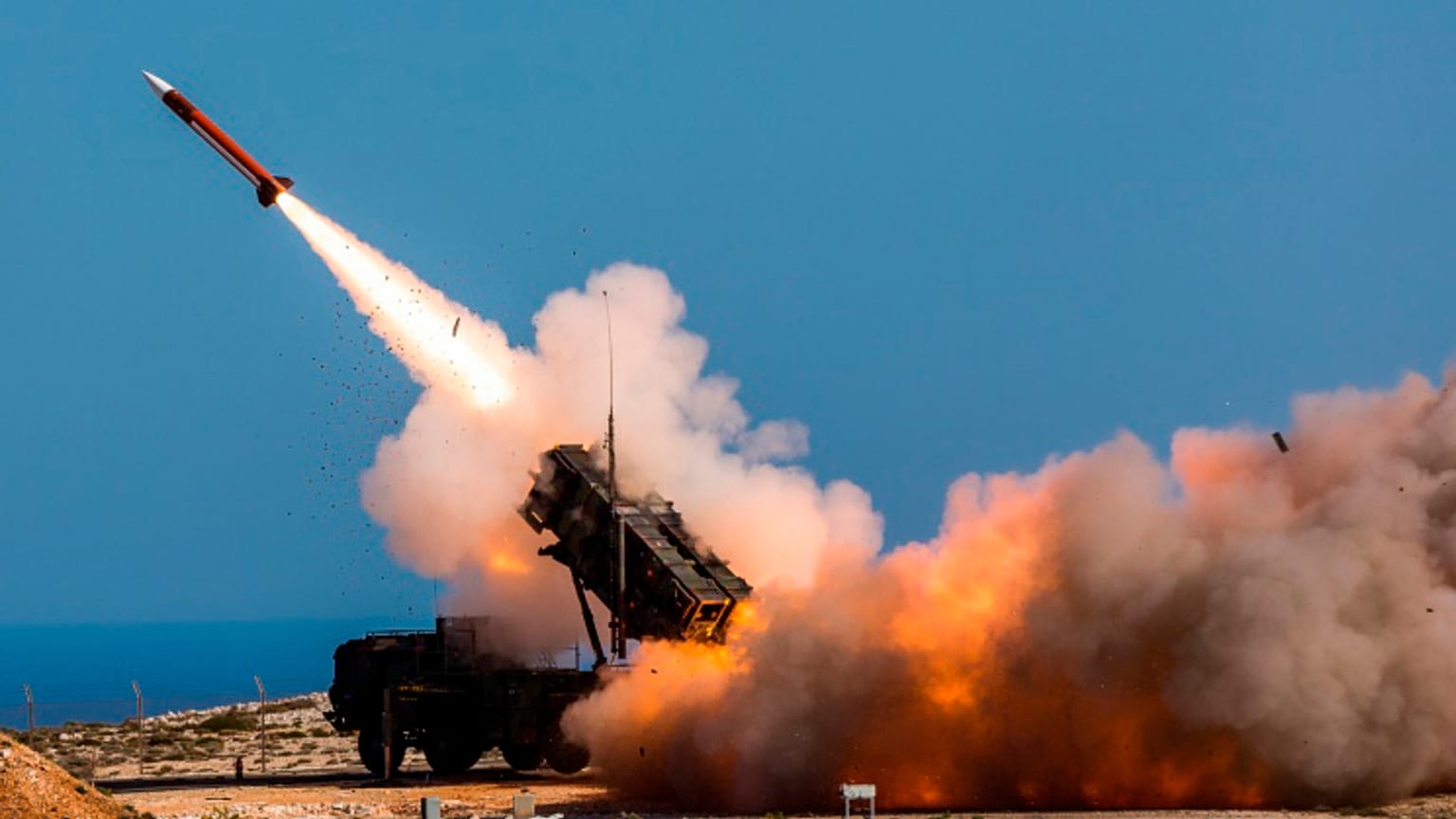 Soldados alemães disparam um sistema de armas Patriot na instalação de disparo de mísseis da NATO, em Chania, Grécia, a 8 de novembro de 2017.