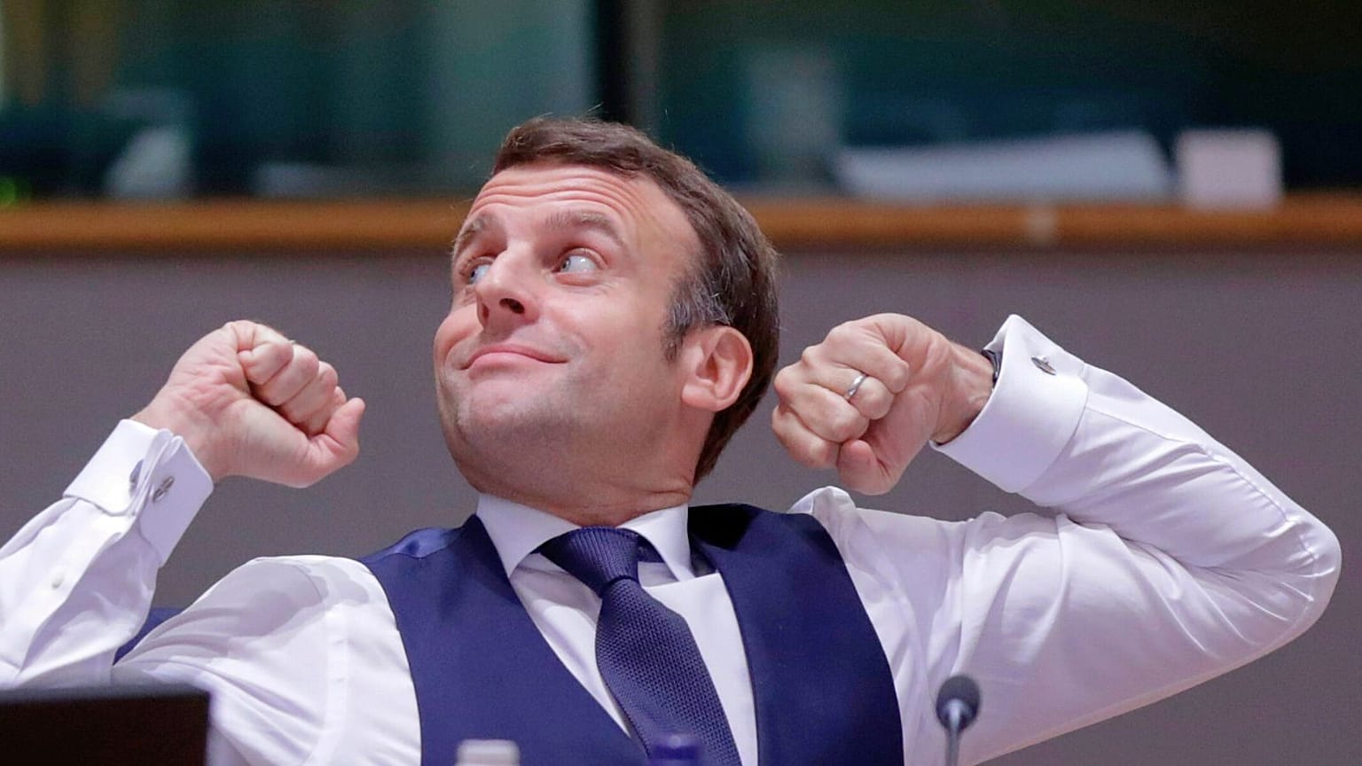 Macron, Aralık 2020'de Brüksel'de düzenlenen ve liderlerin bloğun emisyonlarını 2030 yılına kadar %55 oranında azaltmayı kabul ettiği AB zirvesinde tüm gece süren bir müzakere oturumunun ardından esniyor. 