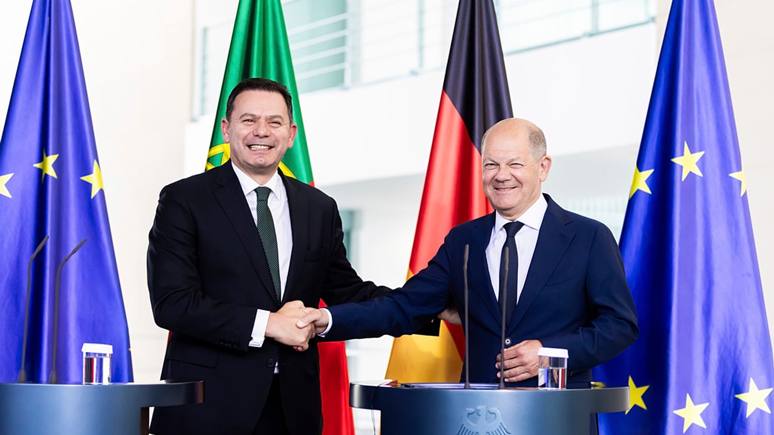 El canciller alemán, Scholz, a la derecha, estrecha la mano del primer ministro de Portugal, Montenegro, durante una rueda de prensa conjunta tras su reunión en Berlín.