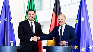 El canciller alemán, Scholz, a la derecha, estrecha la mano del primer ministro de Portugal, Montenegro, durante una rueda de prensa conjunta tras su reunión en Berlín.