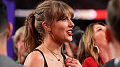 Taylor Swift observa la celebración en el campo tras el partido de fútbol americano de la NFL Super Bowl 58 entre los Kansas City Chiefs y los San Francisco 49ers. 11 de febrero de 2024. 