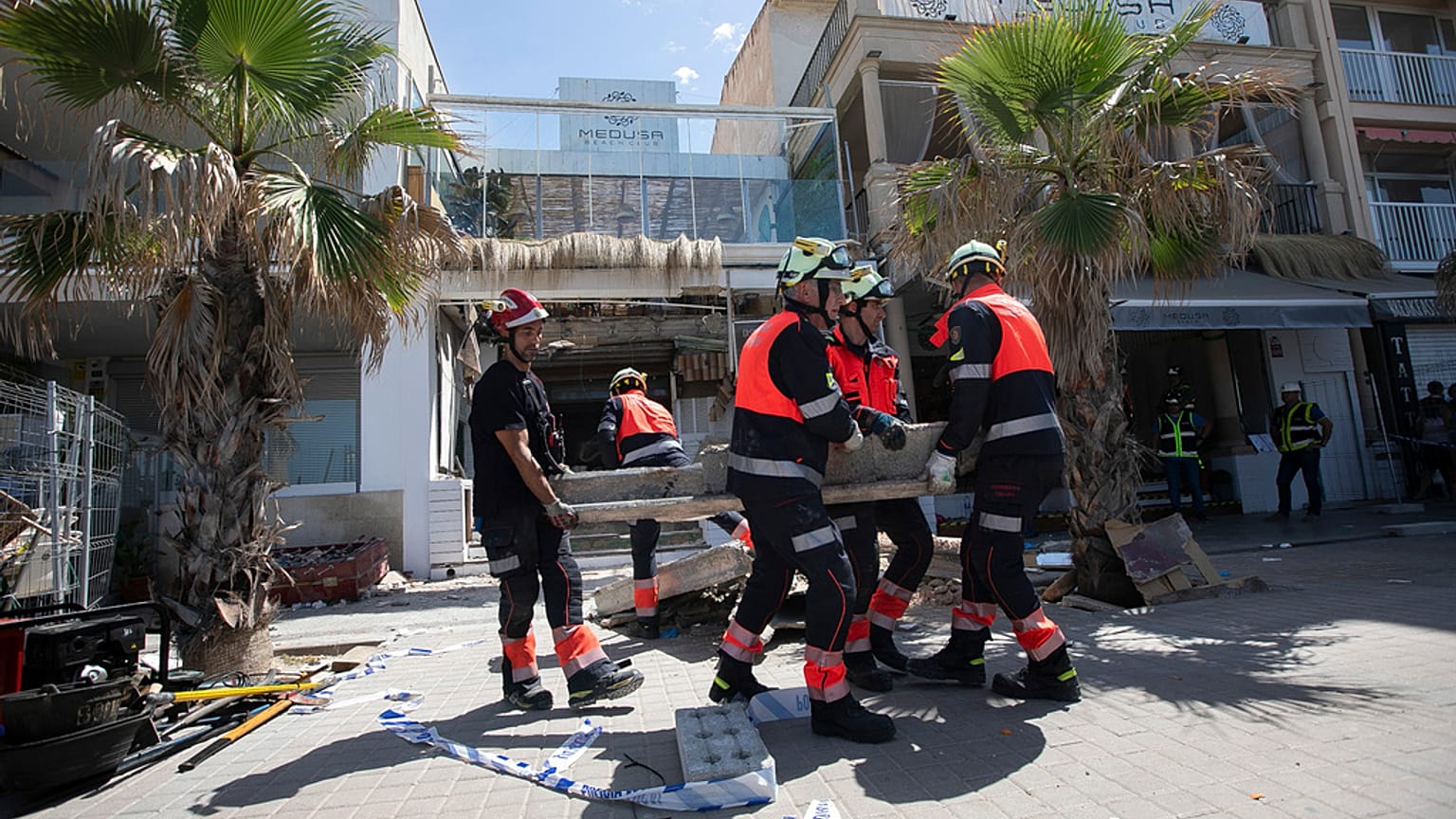 Image des services d'urgence dans le bâtiment qui s'est effondré.
