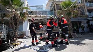 Image des services d'urgence dans le bâtiment qui s'est effondré.
