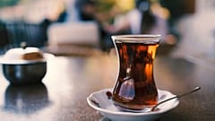 Eine Tasse türkischer Tee in einem traditionellen Ince-Belli-Glas (was wörtlich übersetzt „schlanke Taille“ bedeutet)