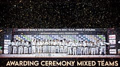 Die finale Siegerzeremonie bei den Judo-Weltmeisterschaften in Abu Dhabi nach dem Wettkampf der Mixed Teams.