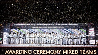 Die finale Siegerzeremonie bei den Judo-Weltmeisterschaften in Abu Dhabi nach dem Wettkampf der Mixed Teams.