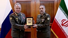 آشتیانی، وزیر دفاع ایران (راست)‌در کنار شویگو، وزیر دفاع وقت روسیه (چپ) به تاریخ ۲۰ سپتامبر ۲۰۲۳ در تهران