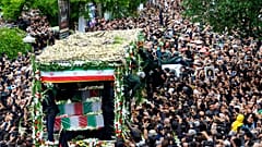 Το φέρετρο του προέδρου του Ιράν Ραϊσί που σκοτώθηκε σε συντριβή ελικοπτέρου