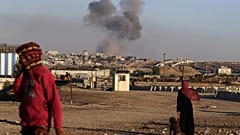 Füst száll fel Rafahnál egy izraeli légicsapás után
