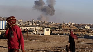 Füst száll fel Rafahnál egy izraeli légicsapás után