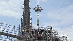 Ο σταυρός στην κορυφή της Παναγίας των Παρισίων