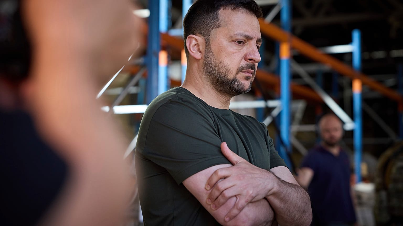 Volodymyr Zelenskyy inspecte les dégâts subis par la plus grande imprimerie d'Ukraine après une attaque de missiles russes qui a tué sept civils à Kharkiv, le 24 mai 2024.