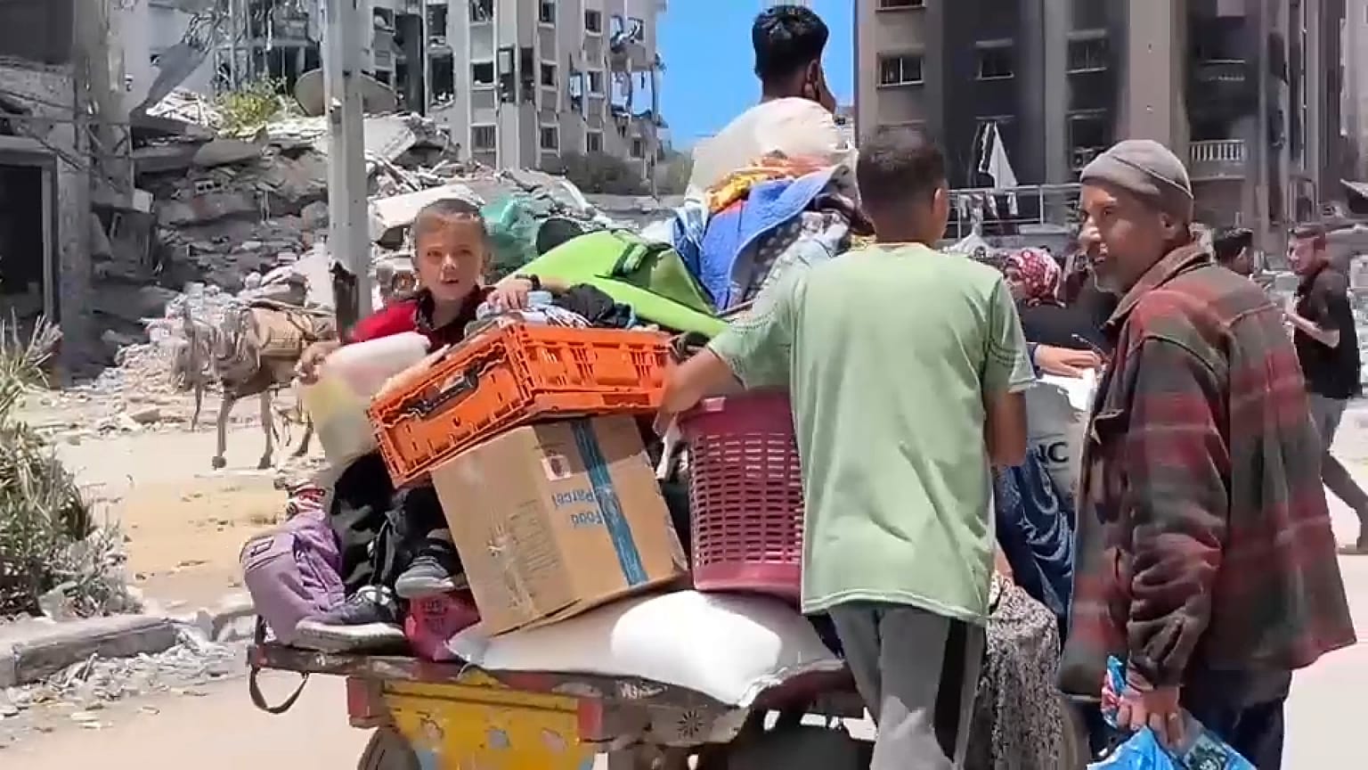 عائلة فلسطينية تغادر مخيم جباليا. 2024/05/24