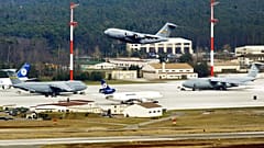 Startende Flugzeuge vom US-Luftwaffenstützpunkt Ramstein, 3. April 2003.