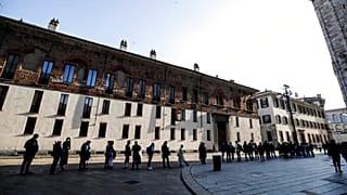 Dante Alighieri'nin ölümünün 700. yıldönümünü anma törenleri nedeniyle İlahi Komedya'nın halka açık okumasını dinlemek için Duomo Katedrali'ne girmeye çalışan İtalyanlar