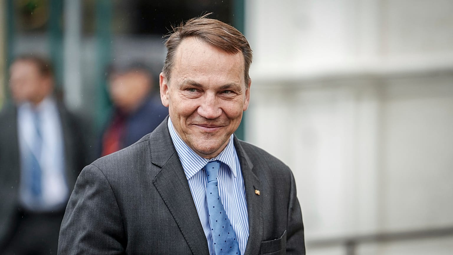 El ministro de Asuntos Exteriores de Polonia, Radoslaw Sikorski, llega a una reunión (Kay Nietfeld/dpa via AP)