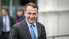 El ministro de Asuntos Exteriores de Polonia, Radoslaw Sikorski, llega a una reunión (Kay Nietfeld/dpa via AP)