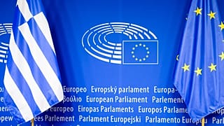 Οι σημαίες Ελλάδας και Ευρωπαϊκής Ένωσης