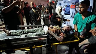Un palestinese ferito in un bombardamento israeliano sulla Striscia di Gaza viene portato all'ospedale Al Aqsa di Deir al Balah (26 maggio 2024)