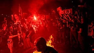 Manifestantes queimam fogo durante um protesto contra o governo do primeiro-ministro israelita Benjamin Netanyahu e apelam à libertação dos reféns detidos na Faixa de Gaza pelo 