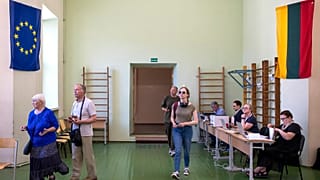 Der litauische Präsidentschaftskandidat Gitanas Nauseda bereitet sich auf die Stimmabgabe in einem Wahllokal während der vorgezogenen Präsidentschaftswahlen vor