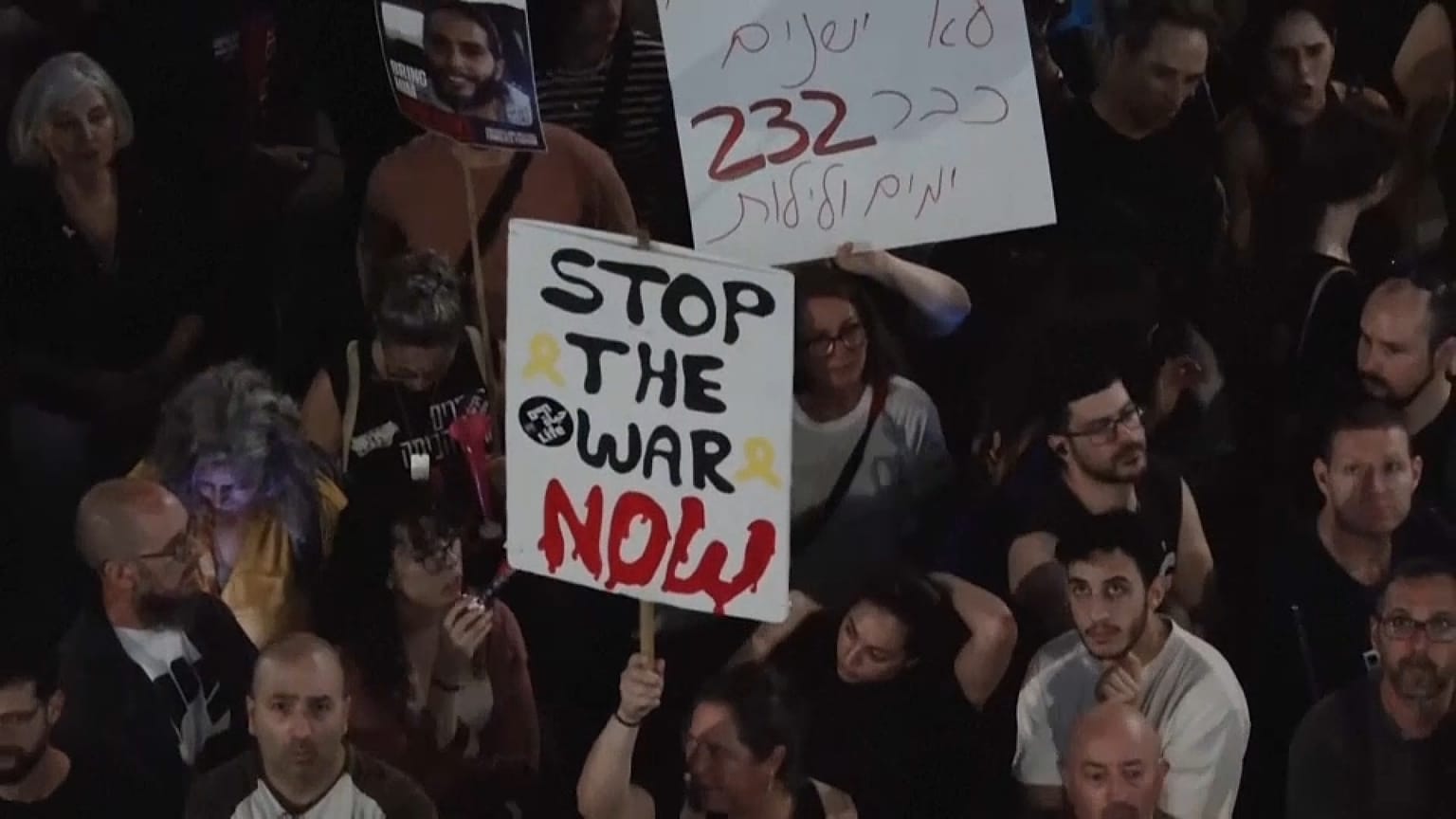 متظاهرون إسرائيليون يطالبون من وسط تل أبيب بوقف الحرب وإعادة أسراهم المحتجزين في غزة. 2024/05/25