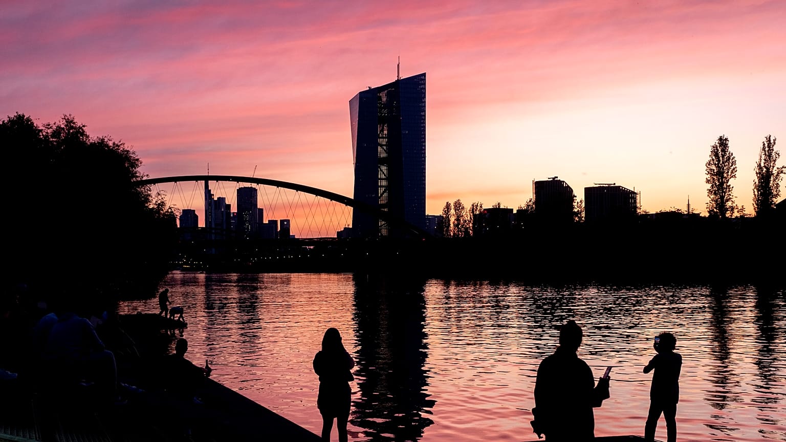 El sol se pone detrás del Banco Central Europeo en Fráncfort, Alemania.