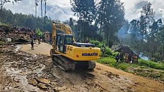 Los aldeanos utilizan maquinaria pesada para buscar entre un deslizamiento de tierra en Yambali, en las Tierras Altas de Papúa Nueva Guinea, el domingo 26 de mayo de 2024.