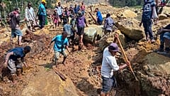 Mentés Pápua Új-Guineán a földcsuszamlás után