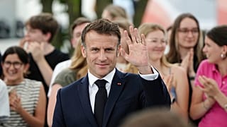 Emmanuel Macron francia elnök integet, miközben a 75. évforduló alkalmából rendezett demokráciafesztiválra látogat Berlin közelében, a háromnapos németországi állami látogatás előtt, 26/05/24.