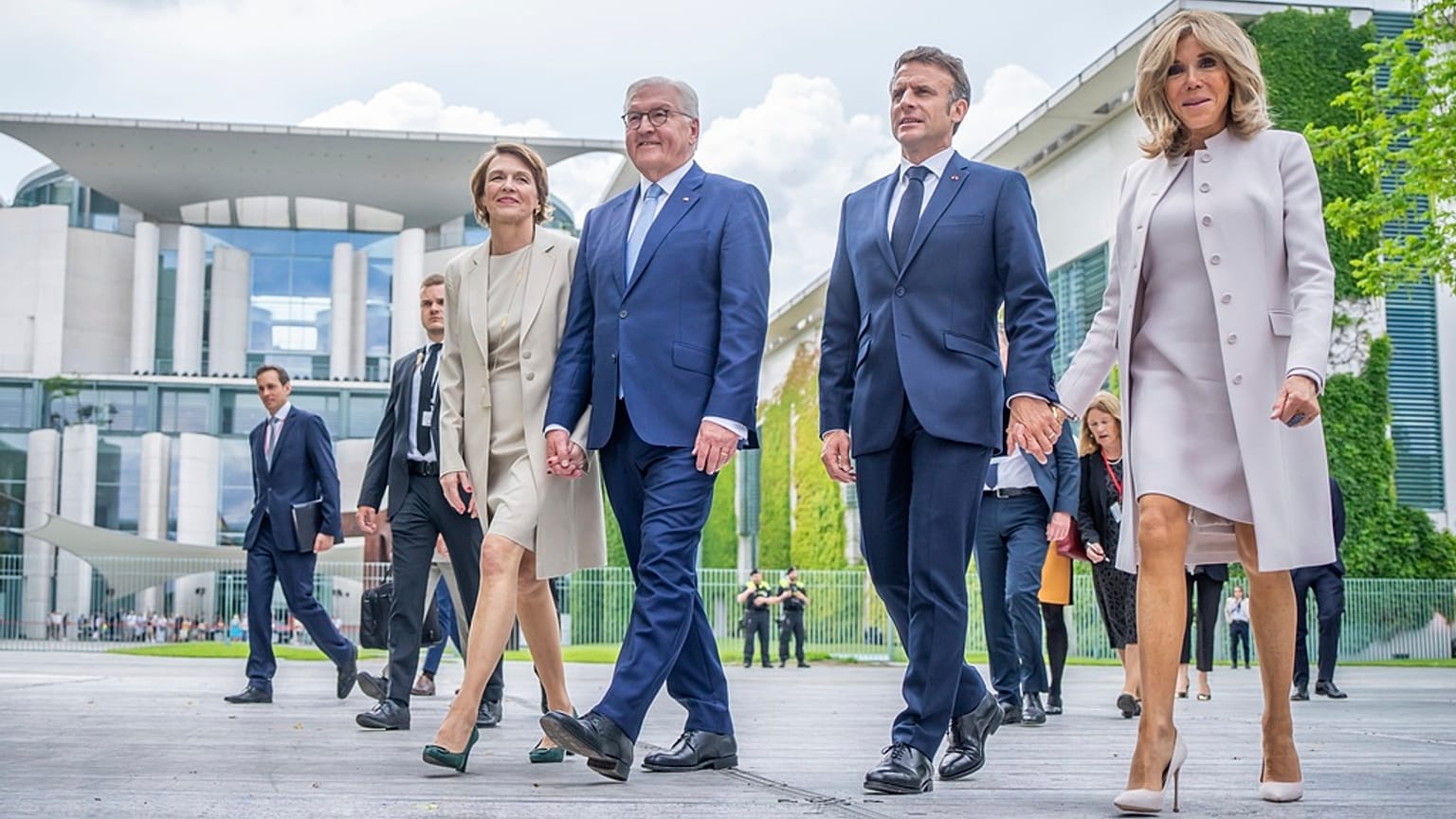 Il presidente francese Emmanuel Macron e il presidente tedesco Frank-Walter Steinmeier con le rispettive mogli alla festa della democrazia vicino a Berlino, 26 maggio 2024 