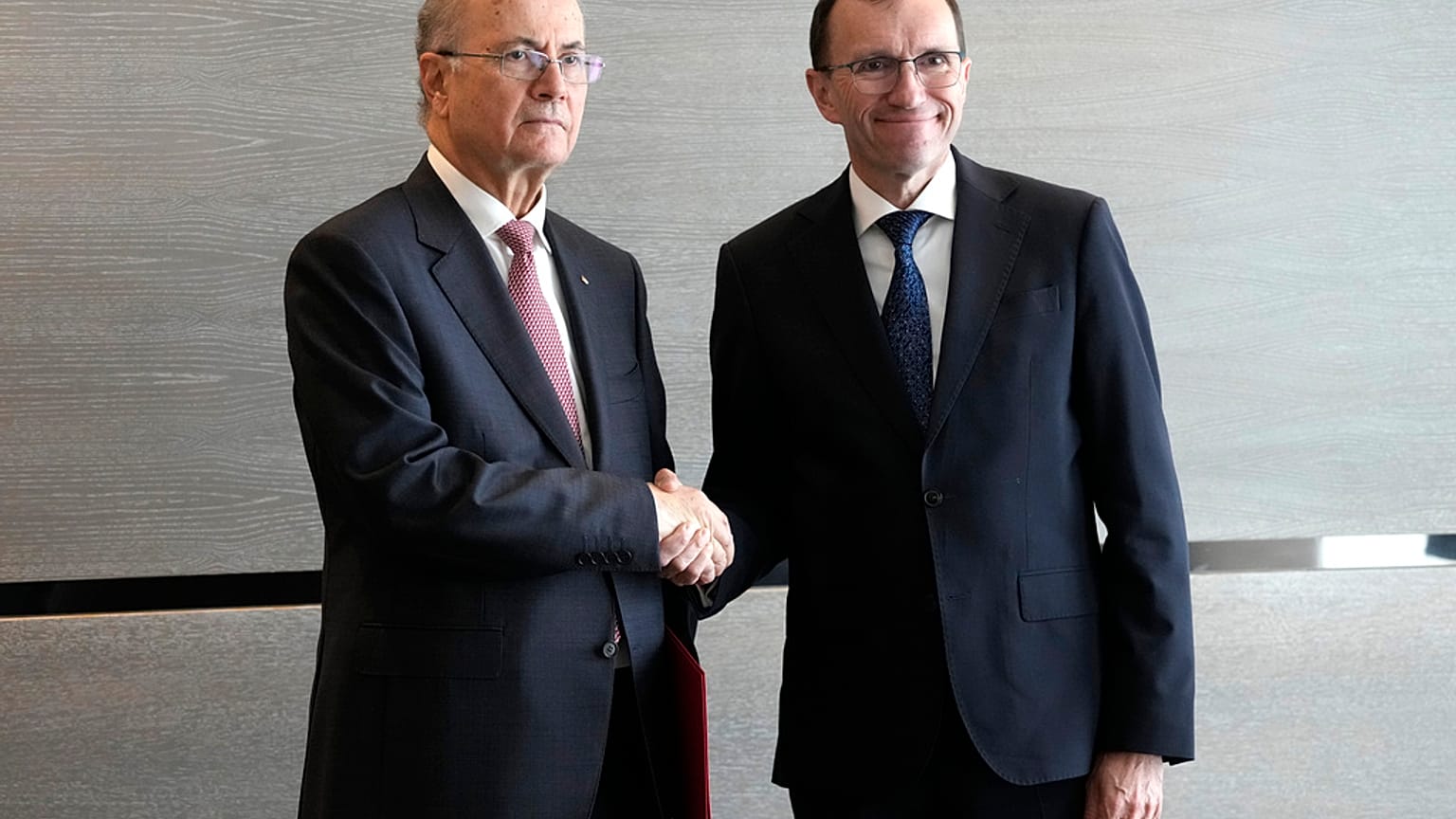Norwegischer Außenminister Espen Barth Eide überreichte dem palästinensischen Ministerpräsidenten Mohammed Mustafa die Unterlagen zur Annerkennung Palästinas.