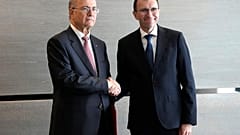 Norwegischer Außenminister Espen Barth Eide überreichte dem palästinensischen Ministerpräsidenten Mohammed Mustafa die Unterlagen zur Annerkennung Palästinas.