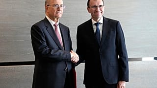 Norwegischer Außenminister Espen Barth Eide überreichte dem palästinensischen Ministerpräsidenten Mohammed Mustafa die Unterlagen zur Annerkennung Palästinas.