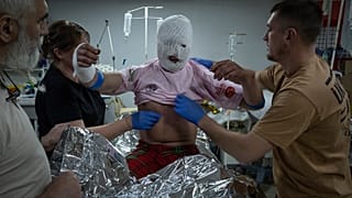Médicos militares prestan primeros auxilios a un soldado ucraniano herido en un punto de estabilización médica cerca de Bakhmut, región de Donetsk, Ucrania.