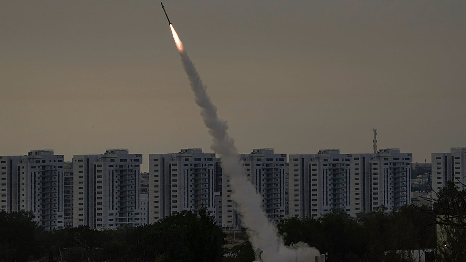 ARCHIVES - Le système antimissile israélien Iron Dome tire pour intercepter une roquette lancée de la bande de Gaza vers Israël, près d'Ashkelon, Israël, jeudi 11 mai 2023.