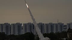 ARCHIVES - Le système antimissile israélien Iron Dome tire pour intercepter une roquette lancée de la bande de Gaza vers Israël, près d'Ashkelon, Israël, jeudi 11 mai 2023.