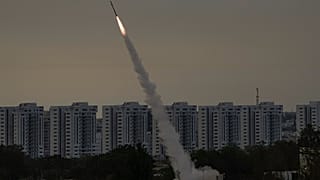 ARCHIVES - Le système antimissile israélien Iron Dome tire pour intercepter une roquette lancée de la bande de Gaza vers Israël, près d'Ashkelon, Israël, jeudi 11 mai 2023.