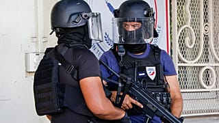 عنصران للشرطة الفرنسية في لوميا في كاليدونيا الجديدة. 2024/05/23