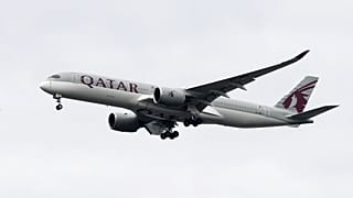 ARCHIVES - Un avion de Qatar Airways s'approche de l'aéroport international de Philadelphie, le 7 novembre 2019.