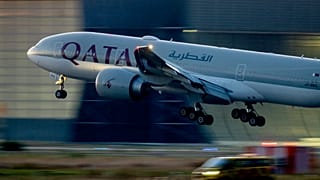 طائرة تابعة للخطوط القطرية تهبط في مطار فرانكفورت في ألمانيا 25/09/2023