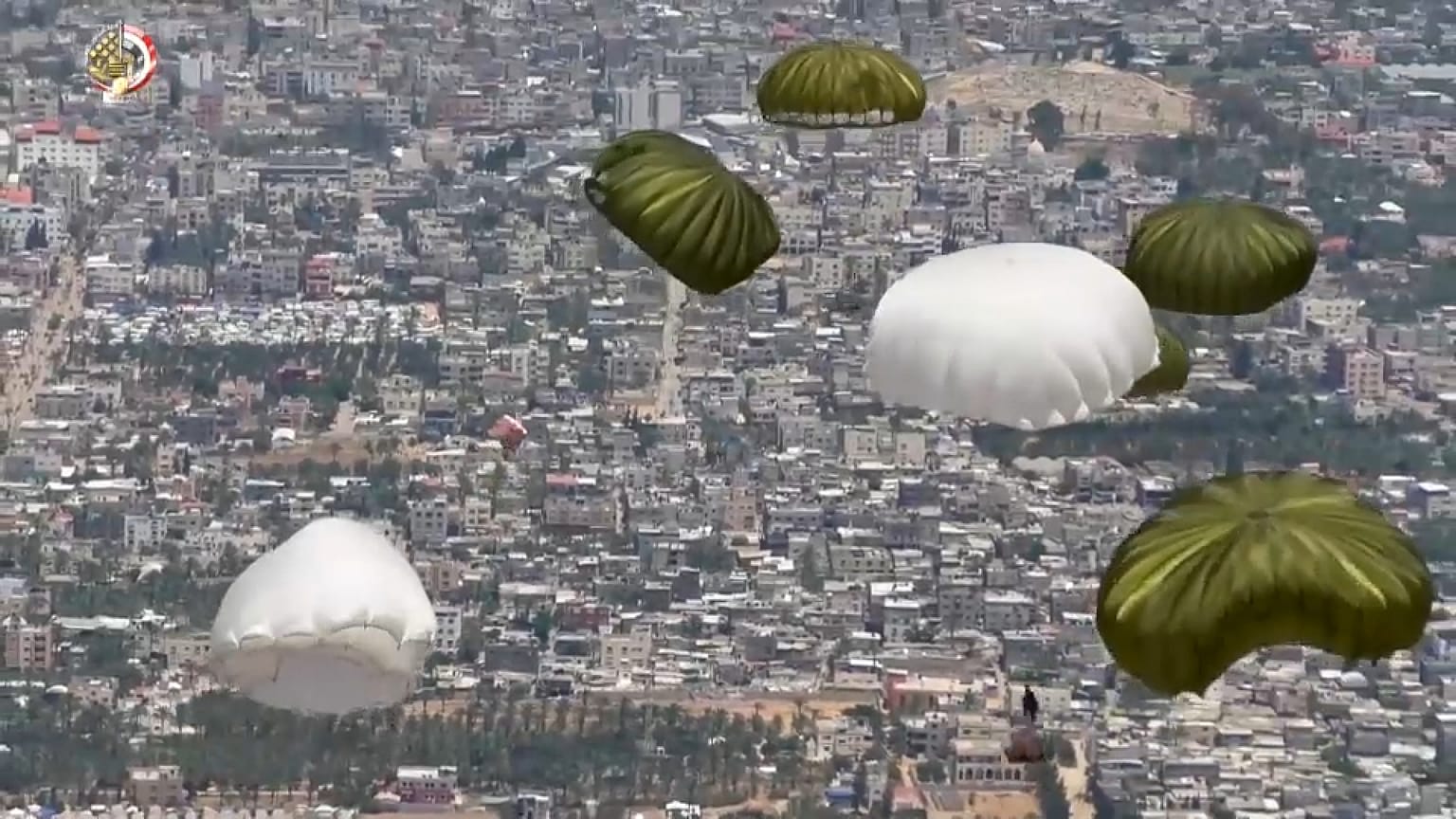 وزارة الدفاع المصرية ينشر لقطات من إسقاط مساعدات على قطاع غزة