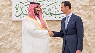 ولي العهد السعودي الأمير محمد بن سلمان، يسار، يحيي الرئيس السوري بشار الأسد خلال القمة العربية في جدة، المملكة العربية السعودية، 19 مايو 2023.